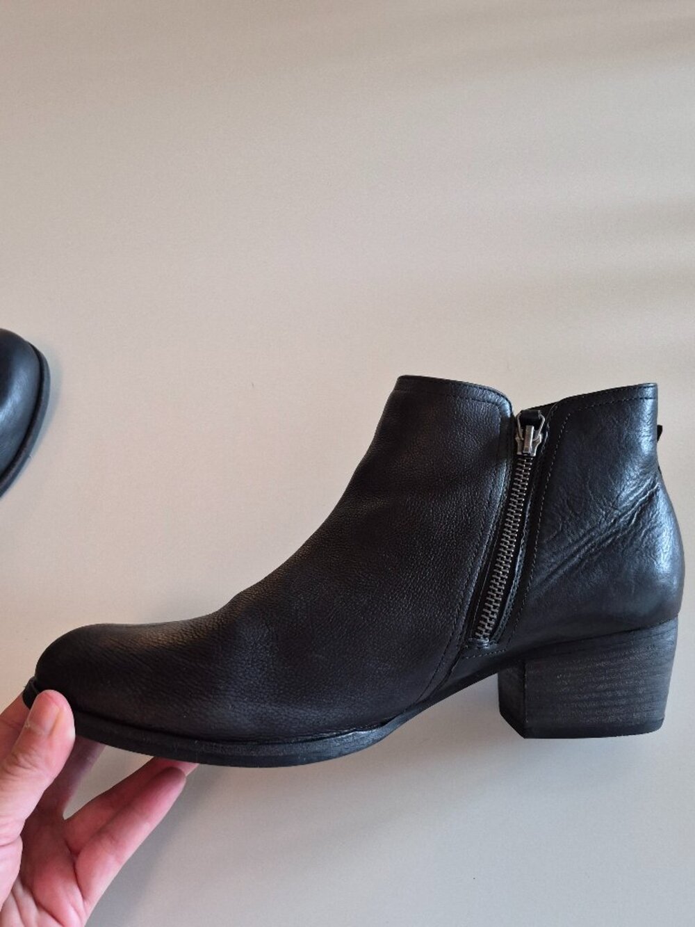 Clarks Ankle Boots Womens 9 Black Leather Side Zip Block Heel Booties - Picture 3 of 12